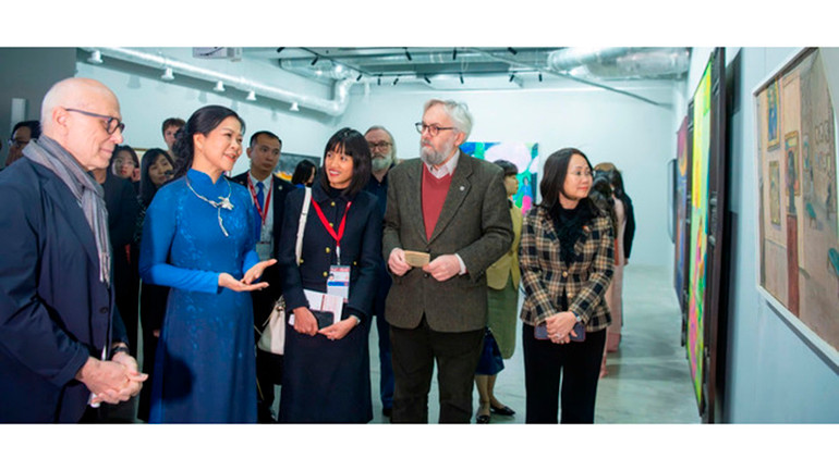 Phu nhân Ngô Phương Ly tham quan triển lãm tranh của họa sĩ Việt Nam và Nga tại trường Đại học Mỹ thuật Moskva mang tên V.I.Surikov. (Ảnh: TTXVN) Phu nhân Ngô Phương Ly tham quan triển lãm tranh của họa sĩ Việt Nam và Nga tại trường Đại học Mỹ thuật Moskva mang tên V.I.Surikov. (Ảnh: TTXVN)