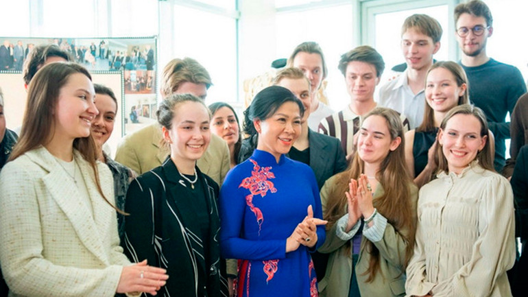 Phu nhân Ngô Phương Ly thăm trường Đại học Điện ảnh Quốc gia Nga S.A. Gerasimov. (Ảnh: TTXVN) Phu nhân Ngô Phương Ly thăm trường Đại học Điện ảnh Quốc gia Nga S.A. Gerasimov. (Ảnh: TTXVN)