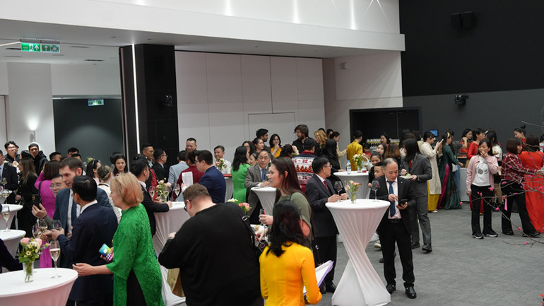 Đông đảo bà con cộng đồng người Việt Nam tại Ekaterinburg tham dự chương trình. (Ảnh: XUÂN HƯNG) Đông đảo bà con cộng đồng người Việt Nam tại Ekaterinburg tham dự chương trình. (Ảnh: XUÂN HƯNG)