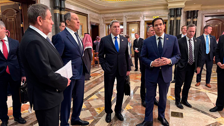 Phái đoàn Nga (trái) và Mỹ tại Riyadh ngày 18-2. (Ảnh: TASS)