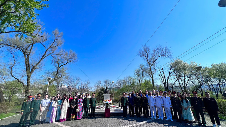 Lễ dâng hoa tại Tượng đài Chủ tịch Hồ Chí Minh ở thành phố Vladivostok, Liên bang Nga. Lễ dâng hoa tại Tượng đài Chủ tịch Hồ Chí Minh ở thành phố Vladivostok, Liên bang Nga.