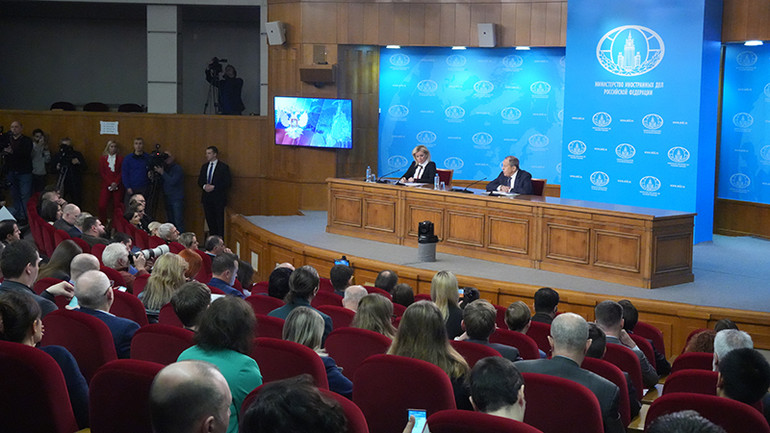 Tham gia cuộc họp báo có đông đảo các nhà báo Nga và nước ngoài.