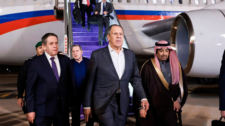 Bộ trưởng Ngoại giao Nga và Trợ lý Tổng thống Nga đến thủ đô Riyadh ngày 17/2. (Ảnh: Bộ Ngoại giao Nga)