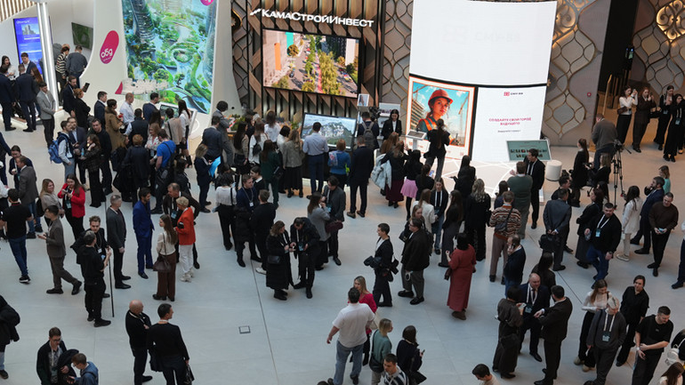 Diễn đàn gồm hơn 100 cuộc họp, được phân theo 8 chủ đề chuyên ngành. (Ảnh: XUÂN HƯNG) Diễn đàn gồm hơn 100 cuộc họp, được phân theo 8 chủ đề chuyên ngành. (Ảnh: XUÂN HƯNG)