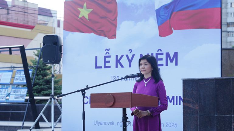 Tổng lãnh sự Nguyễn Mai Hường phát biểu tại lễ kỷ niệm. (Ảnh: XUÂN HƯNG)