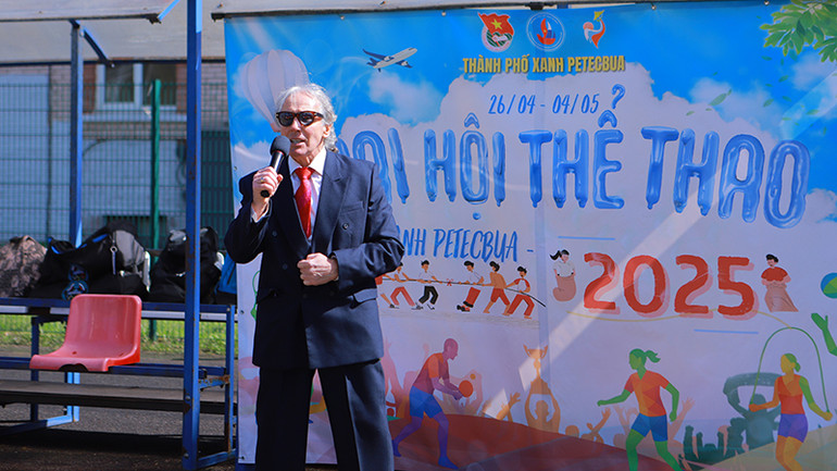 Thầy Vladimir Belousov, đại diện Đại học Bách khoa Saint Petersburg, phát biểu tại lễ khai mạc.