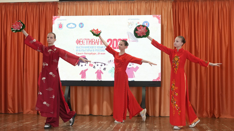 Các em học sinh trường 488 biểu diễn điệu múa Việt Nam. (Ảnh: XUÂN HƯNG)