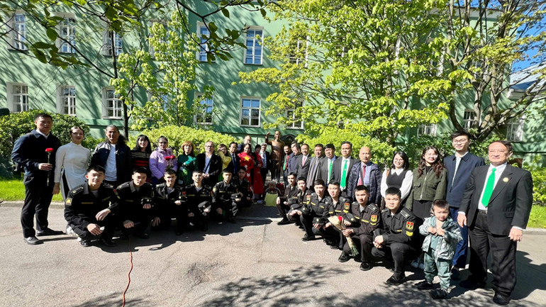 Cộng đồng người Việt tại Nga và đông đảo học viên, sinh viên đang học tập tại thành phố Saint Petersburg tham dự buổi lễ.