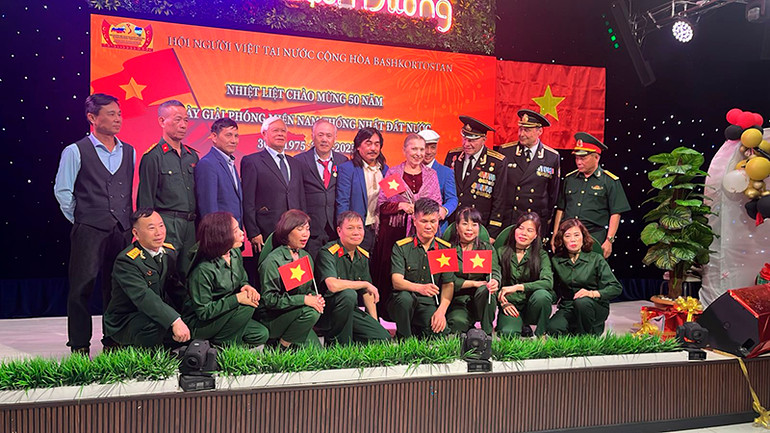 Kỷ niệm 50 năm Giải phóng miền nam, thống nhất đất nước tại thành phố Ufa, thủ phủ Cộng hòa Bashkortostan thuộc Liên bang Nga. Kỷ niệm 50 năm Giải phóng miền nam, thống nhất đất nước tại thành phố Ufa, thủ phủ Cộng hòa Bashkortostan thuộc Liên bang Nga.