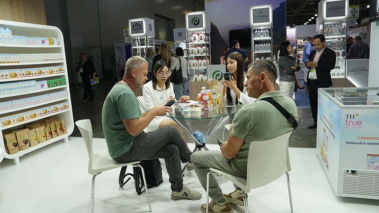 Giới thiệu sản phẩm của doanh nghiệp Việt Nam tại Hội chợ quốc tế về thực phẩm đồ uống Worldfood Moscow 2024. (Ảnh: XUÂN HƯNG)