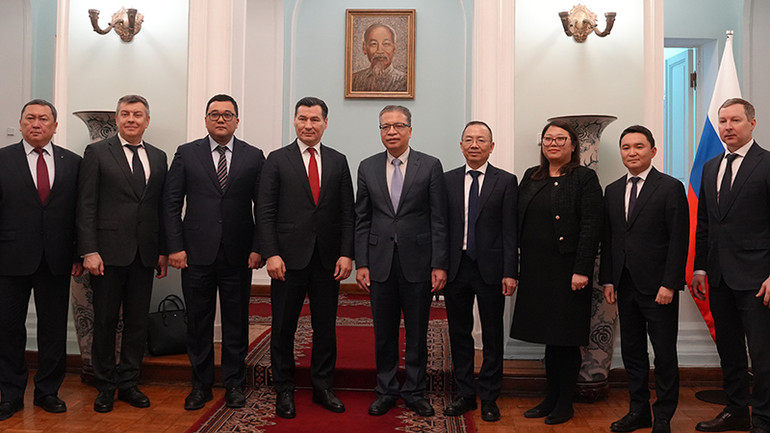 Đoàn công tác Cộng hòa Kalmykia chụp ảnh lưu niệm với Đại sứ Đặng Minh Khôi. (Ảnh: XUÂN HƯNG)