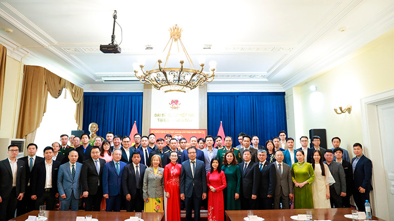 Các đại biểu chụp ảnh lưu niệm sau Đại hội.