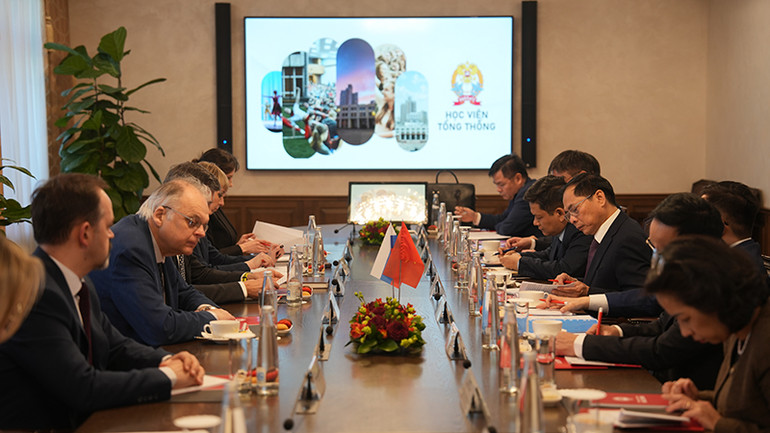 Phó Thủ tướng, Bộ trưởng Ngoại giao Bùi Thanh Sơn thăm Học viện Tổng thống. (Ảnh: XUÂN HƯNG)