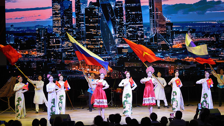 Các nghệ sĩ Việt Nam biểu diễn tại lễ khai mạc Những ngày Văn hóa Việt Nam tại Liên bang Nga năm 2024. (Ảnh: XUÂN HƯNG)