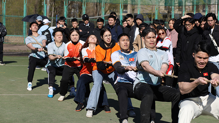 Các vận động viên thi đấu sôi nổi tại môn thi kéo co.