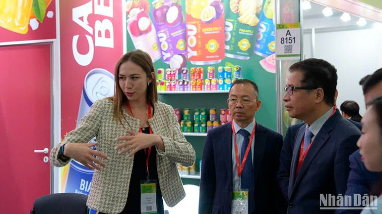 Đại sứ Đặng Minh Khôi và Tham tán Thương mại Việt Nam tại Liên bang Nga tham quan gian hàng tại Hội chợ quốc tế về thực phẩm đồ uống Worldfood Moscow 2024. (Ảnh: XUÂN HƯNG)