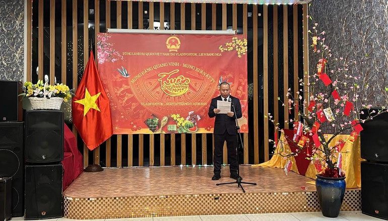 Phó Chủ tịch Hội người Việt Nam tại Primorye Đào Mạnh Dũng thông tin về tình hình cộng đồng.