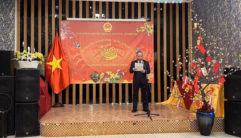 Phó Chủ tịch Hội người Việt Nam tại Primorye Đào Mạnh Dũng thông tin về tình hình cộng đồng.