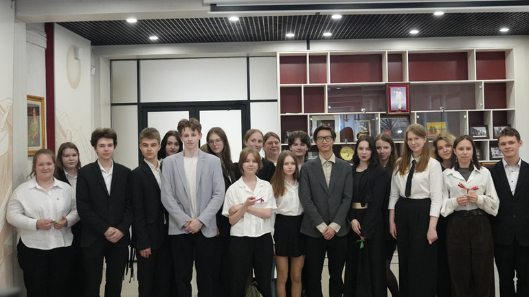 Các em học sinh tham gia lớp học tìm hiểu về thân thế, sự nghiệp của Chủ tịch Hồ Chí Minh. (Ảnh: XUÂN HƯNG)