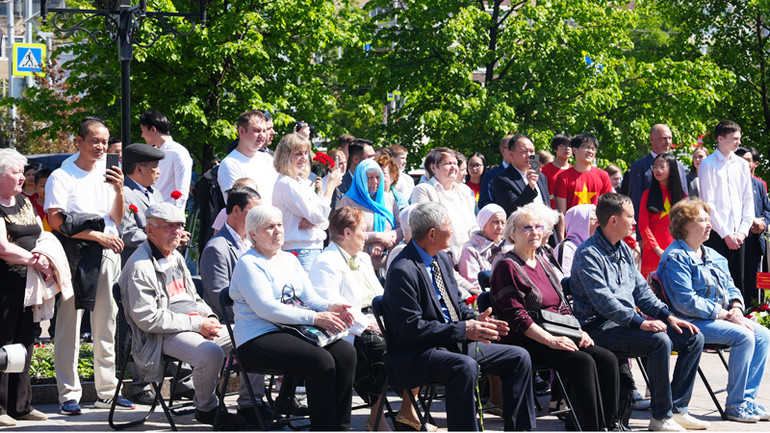 Bạn bè Nga tham dự lễ kỷ niệm. (Ảnh: XUÂN HƯNG)