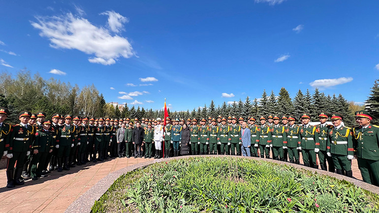 Đại sứ Đặng Minh Khôi chụp ảnh lưu niệm với các thành viên đoàn Quân đội nhân dân Việt Nam tham gia duyệt binh trên Quảng trường Đỏ.