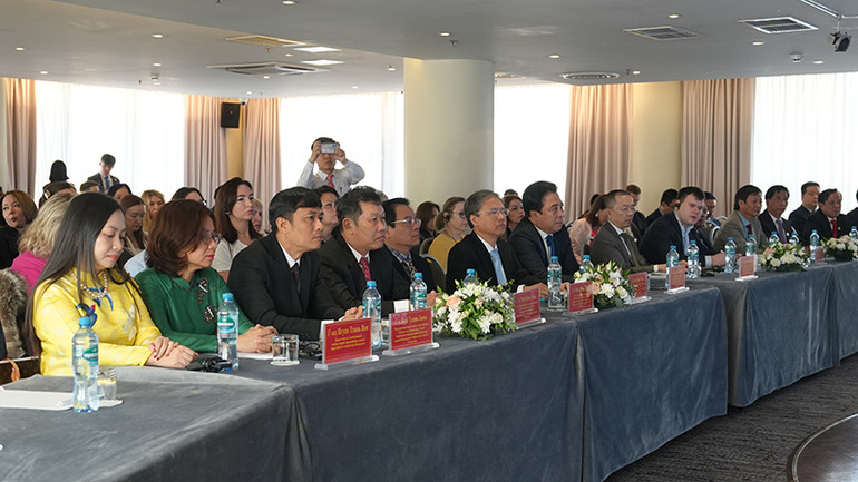 Các đại biểu xem clip quảng bá du lịch tỉnh Khánh Hòa. (Ảnh: XUÂN HƯNG)