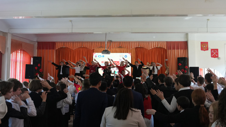 Đông đảo bạn trẻ Nga hòa mình vào những điệu nhảy flashmob trên nền các bài hát “Như có Bác Hồ trong ngày vui đại thắng” và “Việt Nam ơi”. (Ảnh: XUÂN HƯNG)