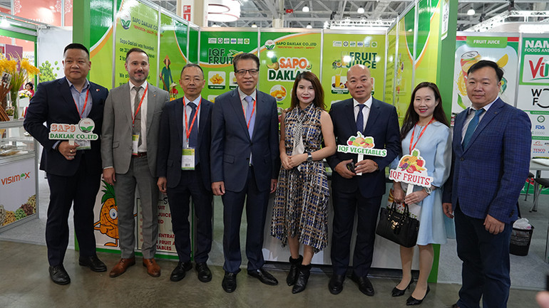 Đại sứ Đặng Minh Khôi và đại diện Bộ Công thương chụp ảnh lưu niệm tại gian hàng Việt Nam tại Hội chợ quốc tế về thực phẩm đồ uống Worldfood Moscow 2024. (Ảnh: XUÂN HƯNG)