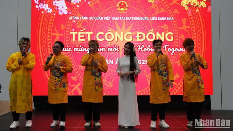 Sinh viên Việt Nam biểu diễn văn nghệ trong chương trình Tết cộng đồng Xuân Ất Tỵ năm 2025. (Ảnh: XUÂN HƯNG) Sinh viên Việt Nam biểu diễn văn nghệ trong chương trình Tết cộng đồng Xuân Ất Tỵ năm 2025. (Ảnh: XUÂN HƯNG)