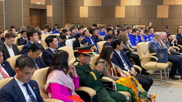 Đông đảo bà con người Việt Nam và bạn bè Nga tham dự Hội thảo. (Ảnh: XUÂN HƯNG)