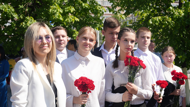 Thế hệ trẻ tỉnh Ulyanovsk dâng hoa tại Tượng đài Hồ Chí Minh. (Ảnh: XUÂN HƯNG)