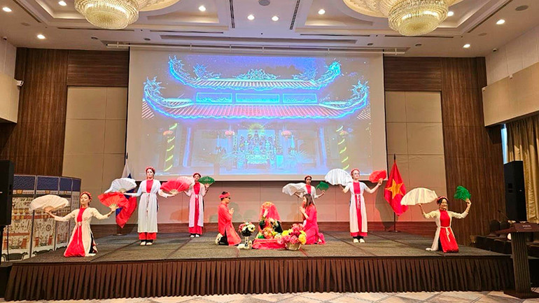 Tiết mục biểu diễn của cộng đồng người Việt Nam sinh sống, học tập tại Vladivostok.