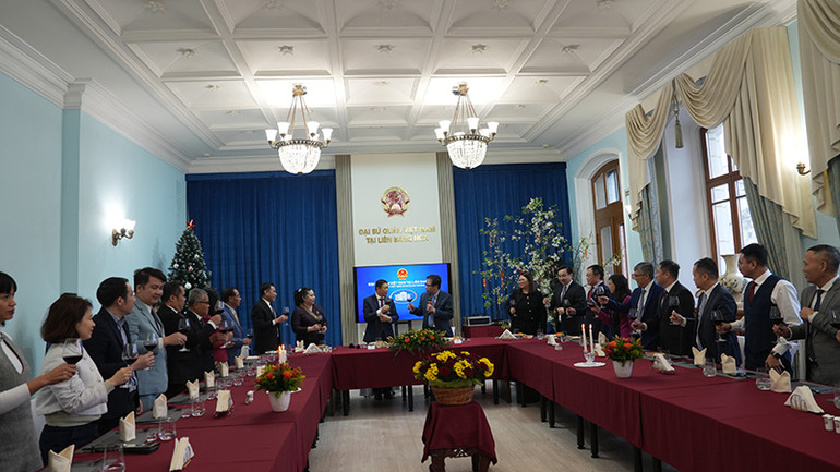 Nâng ly chúc mừng năm mới. (Ảnh: XUÂN HƯNG)