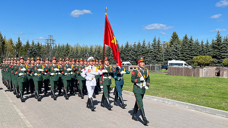 Quân nhân Việt Nam hăng say luyện tập cho lễ duyệt binh tại Quảng trường Đỏ. (Ảnh: XUÂN HƯNG)