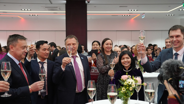 Đại diện các cơ quan tỉnh Sverdlovsk tham dự chương trình Tết cộng đồng Xuân ẤT Tỵ năm 2025 tại Ekaterinburg. (Ảnh: XUÂN HƯNG) Đại diện các cơ quan tỉnh Sverdlovsk tham dự chương trình Tết cộng đồng Xuân ẤT Tỵ năm 2025 tại Ekaterinburg. (Ảnh: XUÂN HƯNG)