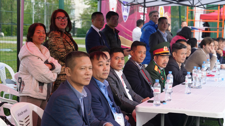 Đại diện các hội, đoàn người Việt Nam tại Nga tham dự Lễ khai mạc Giải bóng đá người Việt Chợ Sadovod 2025.