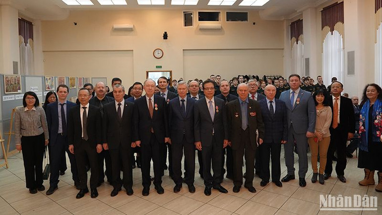 Các đại biểu chụp ảnh lưu niệm. (Ảnh: XUÂN HƯNG)