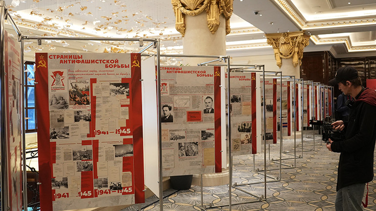 Khu vực trưng bày áp phích tuyên truyền chống phát-xít giai đoạn 1941-1945. (Ảnh: XUÂN HƯNG)