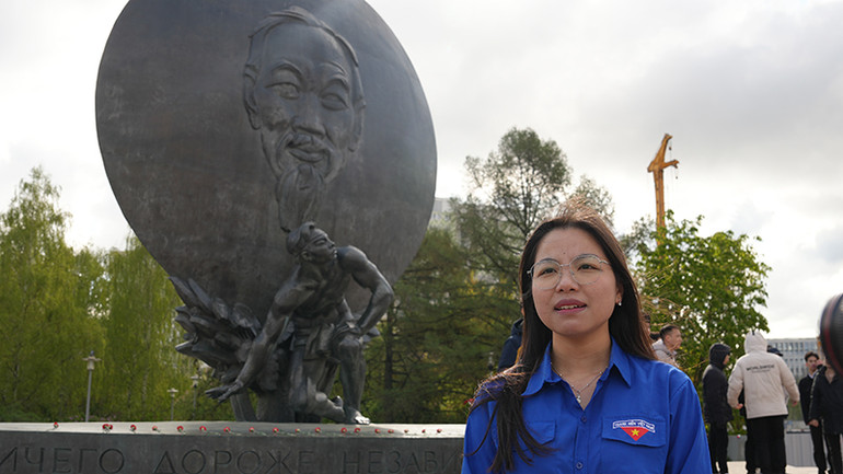 Bạn Lê Thùy Linh, sinh viên Đại học nghiên cứu y khoa quốc gia Nga mang tên N.I Pirogov xúc động chia sẻ cảm nhận về những ký ức của các cựu chiến binh. (Ảnh: XUÂN HƯNG)