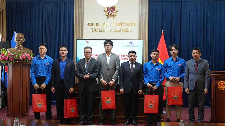 Tuyên dương sinh viên có thành tích học tập xuất sắc năm 2024. (Ảnh: XUÂN HƯNG)