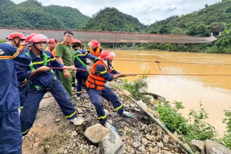 Lực lượng cứu hộ đang trục vớt ô-tô do sự cố đứt cáp nghiêng cầu treo Búng Pon. (Ảnh: nhandan.vn)