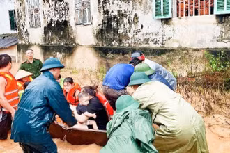 Lực lượng chức năng thành phố Sông Công di dời các hộ dân khu vực trũng thấp, ngập sâu ở xã Bình Sơn đến nơi an toàn. (Ảnh: Nhandan.vn)