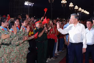 Tổng Bí thư Tô Lâm dự Chương trình chính luận nghệ thuật ''Dưới cờ vinh quang'' tại điểm cầu Quảng trường Ba Đình (Hà Nội). (Ảnh: TTXVN) 