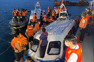 Lực lượng chức năng tỉnh Quảng Ninh vẫn đang nỗ lực ứng cứu, tìm kiếm các nạn nhân trong vụ lật tàu du lịch trên vịnh Hạ Long.