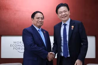 Thủ tướng Phạm Minh Chính và Thủ tướng Singapore Lawrence Wong. (Ảnh: VGP/Nhật Bắc)