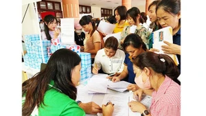 Người lao động khai báo thông tin hưởng trợ cấp thất nghiệp tại một phiên giao dịch việc làm. 