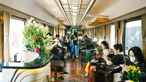 Du khách trải nghiệm chuyến tàu “Hoa phượng đỏ”.