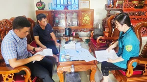 Cán bộ địa chính xã Đồng Thịnh, huyện Sông Lô (Vĩnh Phúc) trao đổi với người dân về việc không được giao đất trúng đấu giá từ năm 2019.