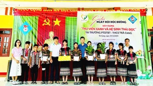 CLB đọc sách Trường phổ thông dân tộc bán trú - THCS Trà Cang ngày ra mắt. Ảnh: NGUYỄN THANH BÌNH