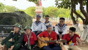 Văn công xung kích hát phục vụ các chiến sĩ tại đảo Trường Sa.